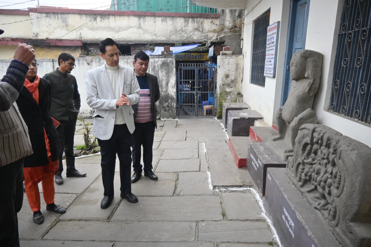 अल्मोड़ा की सांस्कृतिक धरोहरों पर कमिश्नर की पैनी नजर: बोले दीपक रावत- 'वैज्ञानिक तरीके से सहेजें इतिहास, पर्यटन केंद्र के रूप में संवरेगा मल्ला महल'।